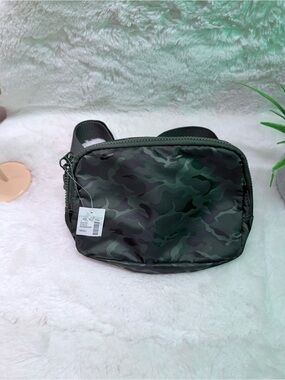 New Camouflage Running Sac Fannie Pouch Dark Green Camo Bag Purse 9x7 Inches 💫